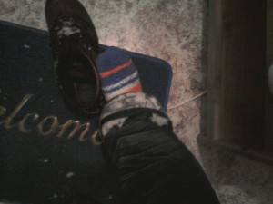 Ботинки в снегу и джинсы с ледяной коркой