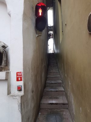 Самая узкая улица в Праге