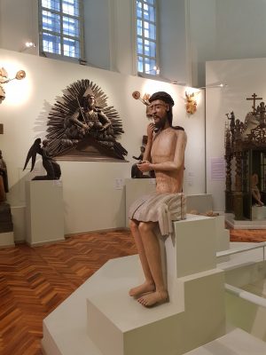 Краеведческий музей, знаменитая религиозная деревянная скульптура