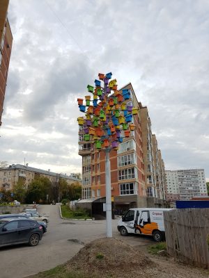 Инсталляция рядом с «Парком Соловьев» в Перми. Пример, когда отдельно взятое ТСЖ очистило устье крошечной городской речки от мусора и сделало небольшой, но уютный парк
