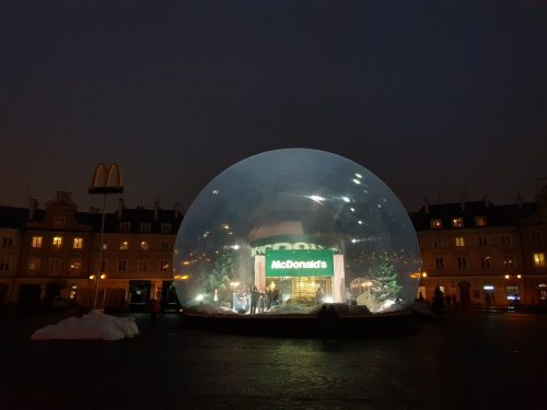 снежный шарик Макдональдс в Люблине, Польша